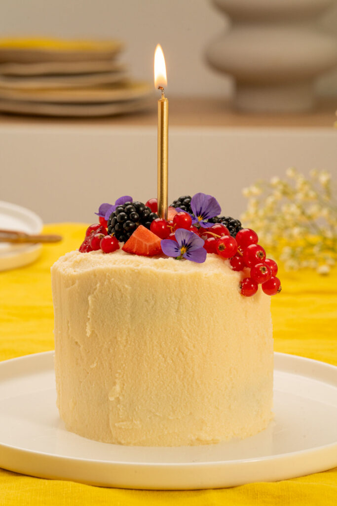 Mini pastel con frutas y flores