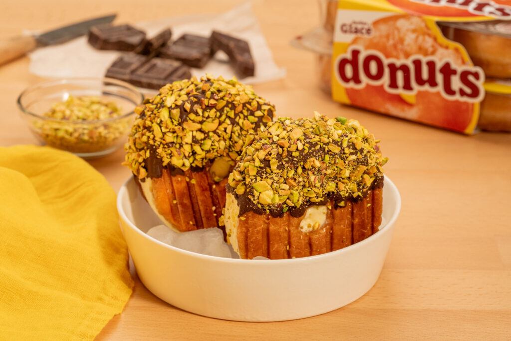 Donuts rellenos de crema, chocolate y pistacho