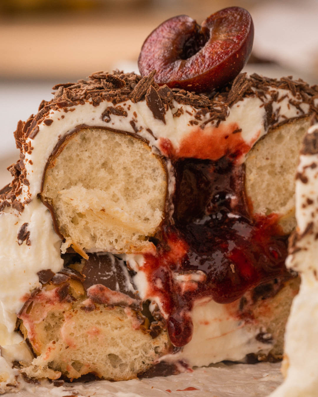 Donuts con chocolate y cerezas