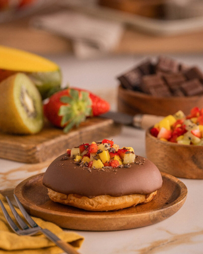 Donuts® con chocolate y fruta